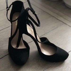 Size 8 black pumps